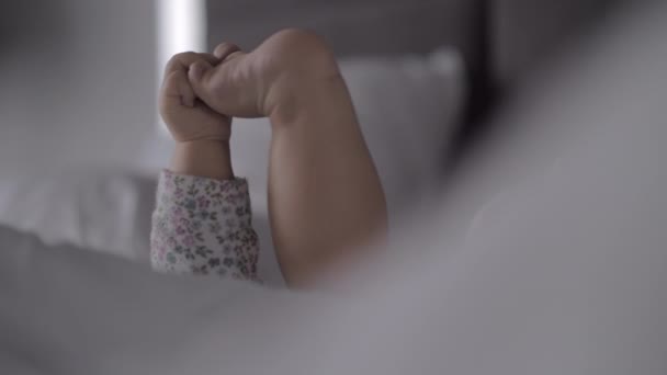 Um close-up de uma perna de meninas bebê — Vídeo de Stock