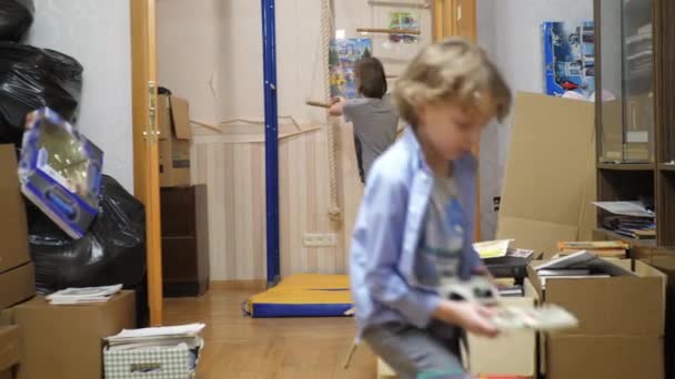 Niños educados en casa jugando en casa — Vídeo de stock