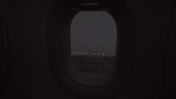 Uma noite de chuva vista de um avião porthole — Vídeo de Stock