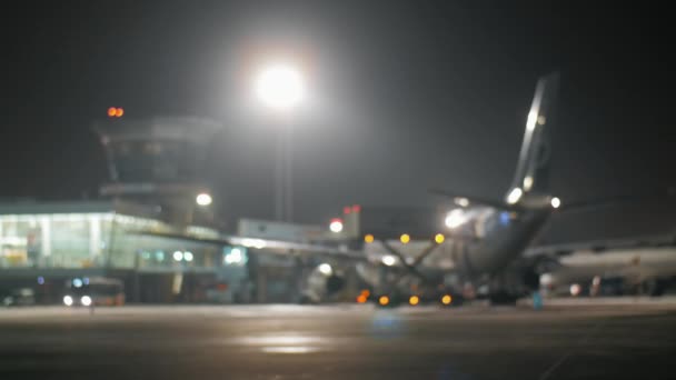Düsenflugzeug am Flughafen-Terminal in der Nacht — Stockvideo
