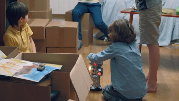 Grupp av barn som leker bland lådor — Stockvideo