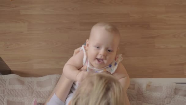 Mãe brincando com sua filha recém-nascida — Vídeo de Stock