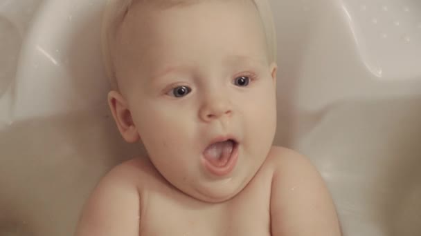 Meisje van de baby met haar eerste bad — Stockvideo