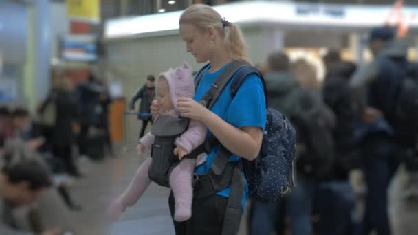 Lindo bebé en un portabebés en el aeropuerto — Vídeo de stock