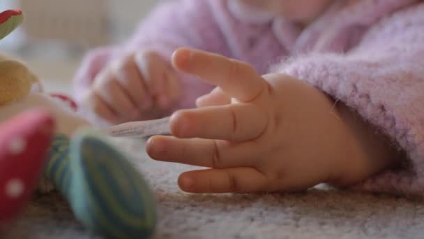 Schattig babymeisje spelen op het tapijt — Stockvideo