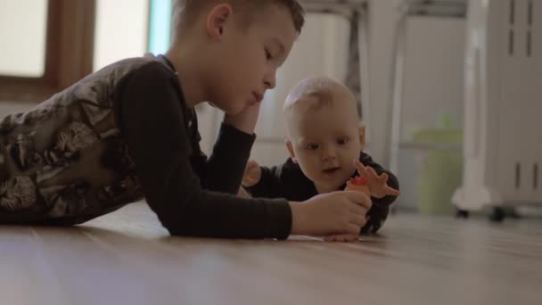 Older brother playing with younger baby sister — Stock Video