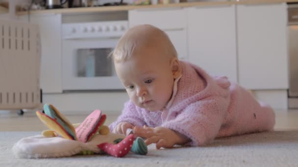 Adorável bebê menina jogando em casa no tapete — Vídeo de Stock