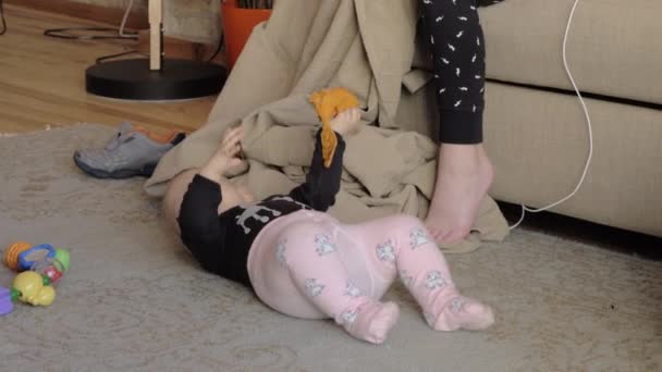 Schattig babymeisje spelen op het tapijt — Stockvideo