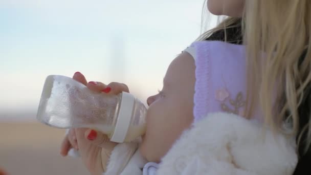 Anne Bebek kızı dışında besleme — Stok video