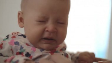 Hapşıran bebek kız