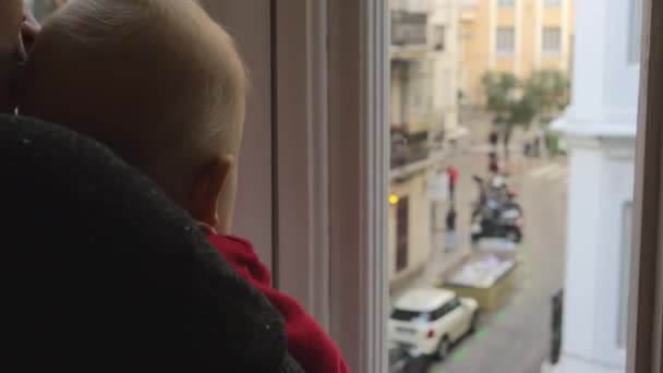 Adorable niña con su madre en casa — Vídeos de Stock