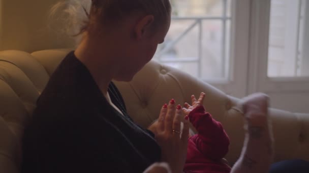 Матері breast-feeds її дочка вдома — стокове відео