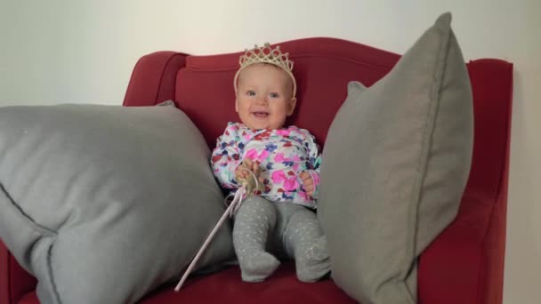 Baby girl wearing a princess crown — Stock Video