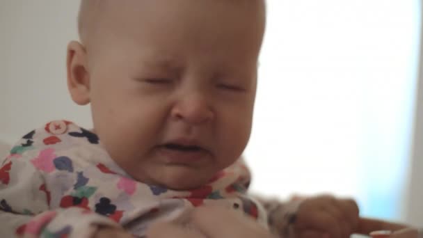 くしゃみ赤ちゃん女の子 — ストック動画