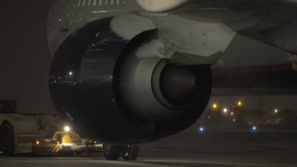 A closeup of an airplane engine from the back — Stock Video