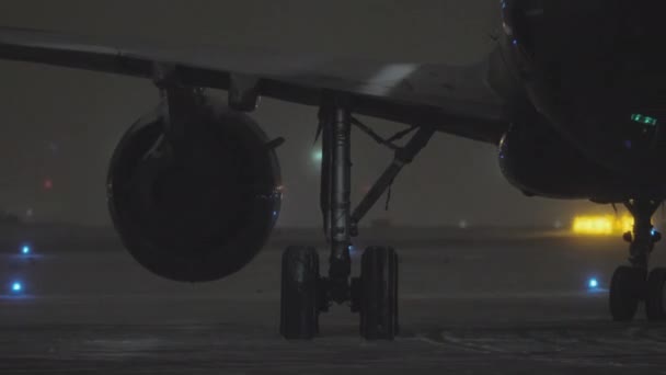 Primo piano di un motore e di un telaio di un aereo in movimento — Video Stock