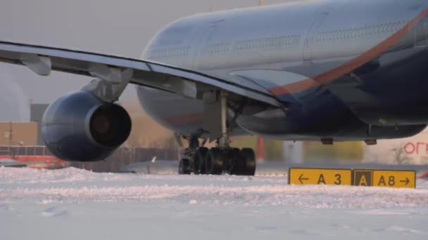 Utasszállító repülőgép a kifutópályán havas — Stock videók