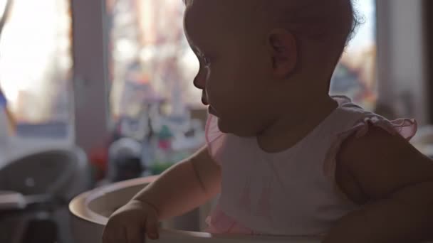 Niedliches kleines Mädchen in einem runden Kinderbett 4 — Stockvideo