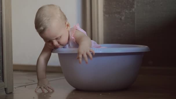 Bébé fille mignonne dans une baignoire bleue ronde 3 — Video