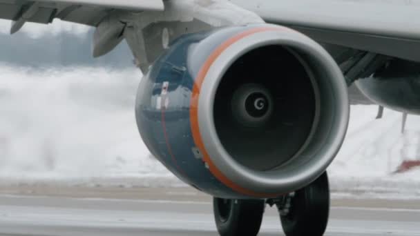 Aereo jet su una pista innevata - dettaglio — Video Stock