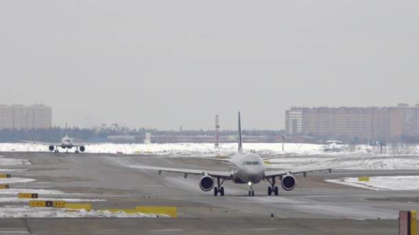 Letadla, pojíždění na zasněžené ranveje — Stock video