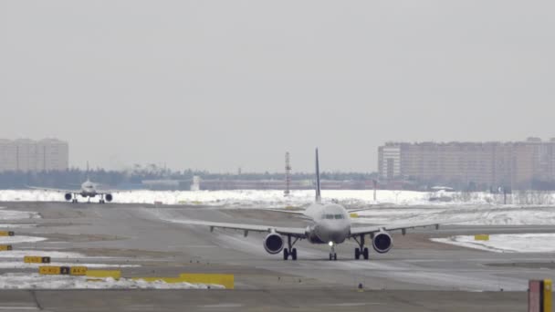 Aviones rodando en la pista nevada — Vídeo de stock