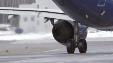Jet uçağı üstünde onun sırt üzerinden karlı bir uçak pisti