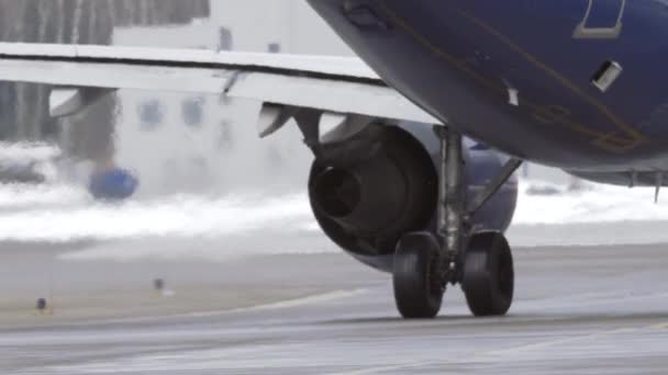 Tryskové letadlo na zasněžené ranveje z jeho hřbetu — Stock video