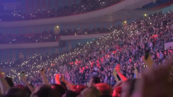 Gran audiencia dentro de un concierto de arena hip-hop — Vídeos de Stock