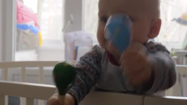 Söt baby kaukasiska flicka i babysängar runda 9 — Stockvideo