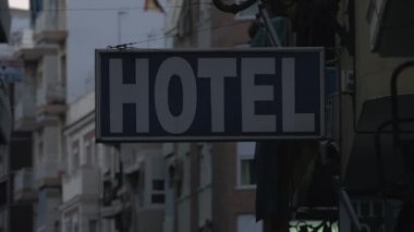 Mavi otel işareti beyaz harflerle