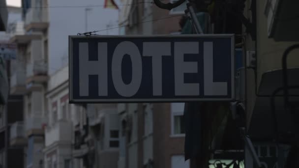 Hotel blauw bord met witte letters — Stockvideo