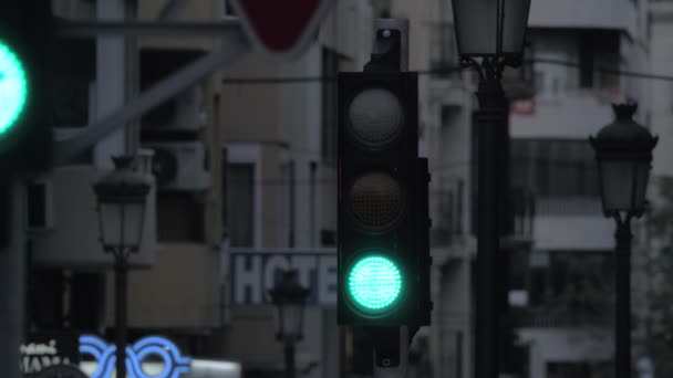 Um fecho de um semáforo em uma rua da cidade — Vídeo de Stock
