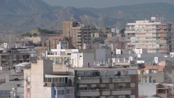 Un paesaggio urbano di Alicante contro le pendici delle montagne in una giornata di sole — Video Stock