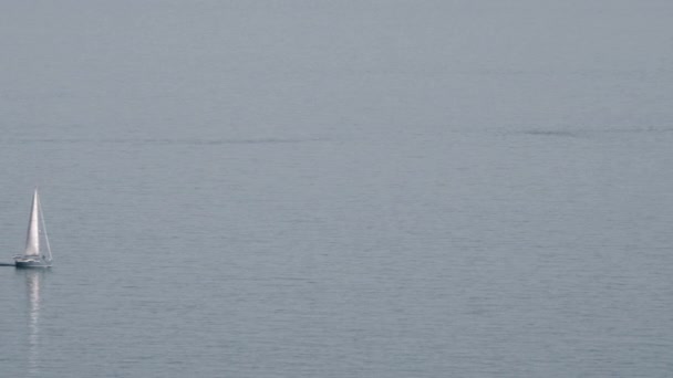Un yate solitario en el agua — Vídeos de Stock