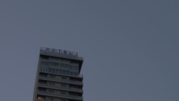 酒店大楼的孤寂的顶部 — 图库视频影像