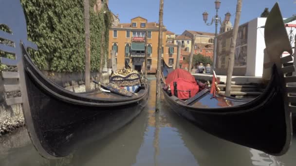 Twee boten van de gondel in Venetië Italië — Stockvideo