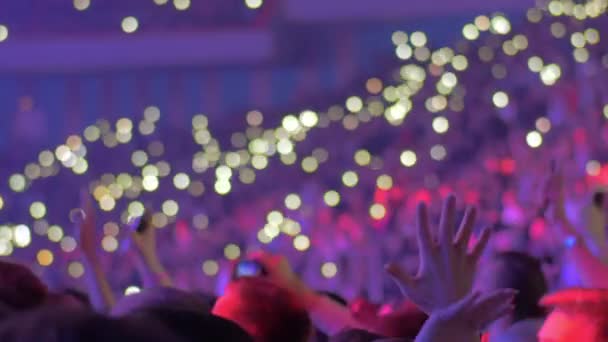 Gran audiencia dentro de una arena durante un concierto — Vídeos de Stock