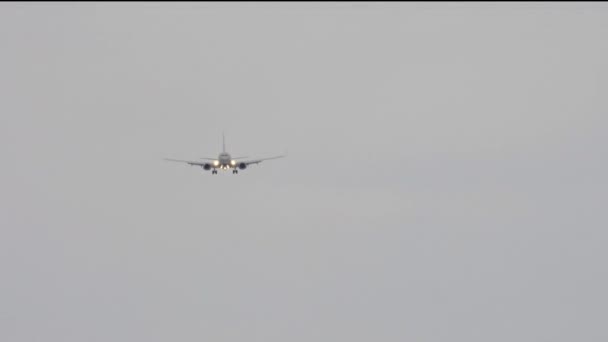 Düsenflugzeug fliegt durch den grauen Himmel — Stockvideo