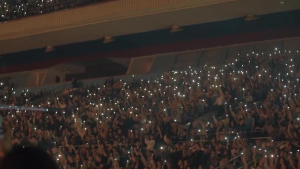 Penonton besar di dalam sebuah konser musik arena — Stok Video