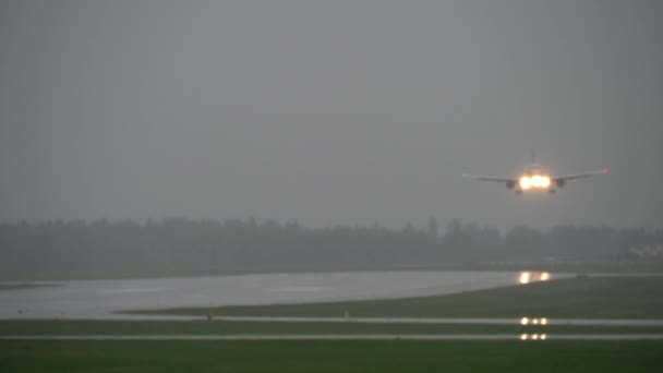 飞机在暴风雨中降落 — 图库视频影像
