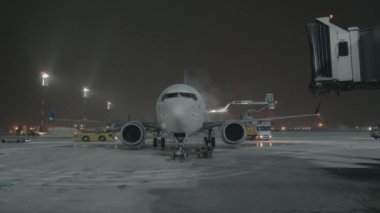 Uçakta yıkandıktan bir avlu