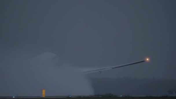 El avión despegando de la pista cubierta de lluvia — Vídeos de Stock