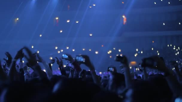青いライトのコンサート — ストック動画