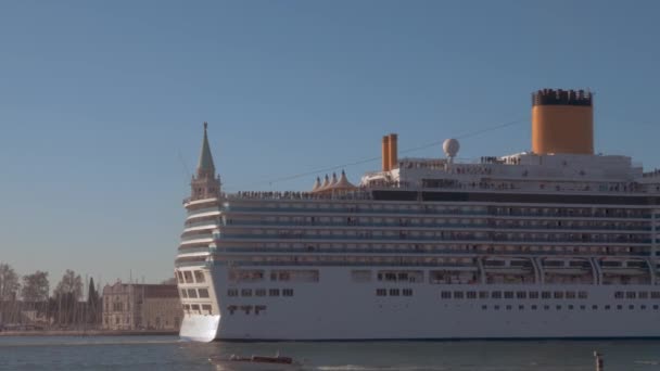 Paquebot de croisière de luxe entrant à quai — Video