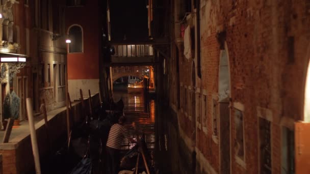 Una vista notturna sul canale di Venezia con una gondola — Video Stock