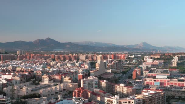 Uma vista aérea da área de Alicante em um dia ensolarado — Vídeo de Stock