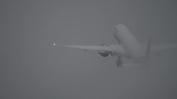 Самолет взлетает во время шторма — стоковое видео