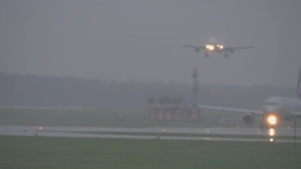Το αεροπλάνο προσγειώνεται σε μια βροχερή βραδιά — Αρχείο Βίντεο
