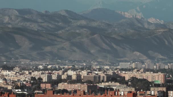 Alicante ensolarado contra encostas de montanha — Vídeo de Stock